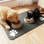 Quick-drying diatomaceous earth pet feeding mat with paw print design, 1 unit