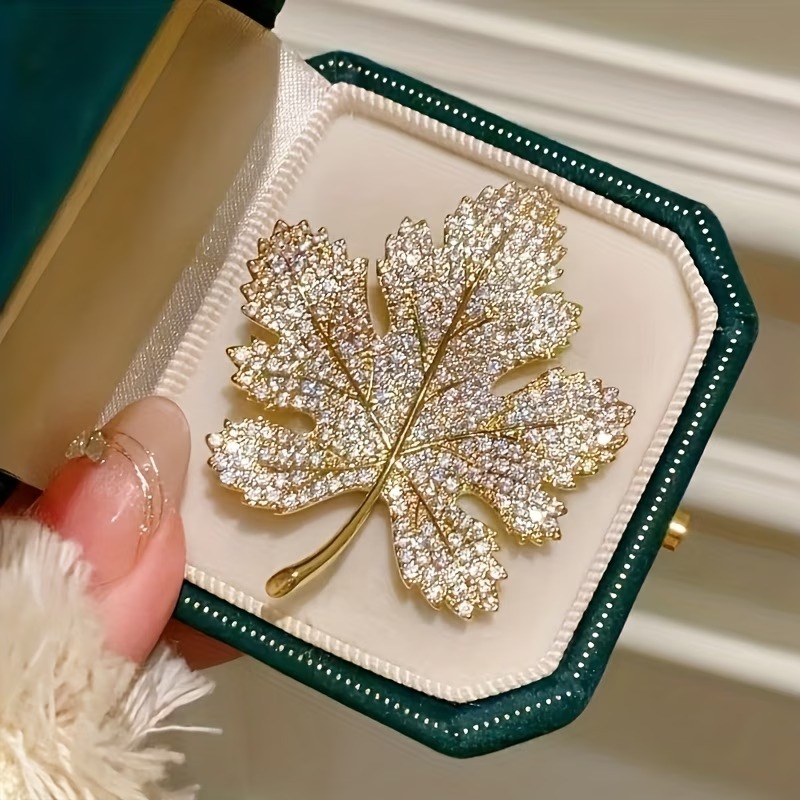 Maple Leaf Brooch – Elegant Vintage-Inspired Leaf Lapel Pin for Suits, Dresses & Special Occasions